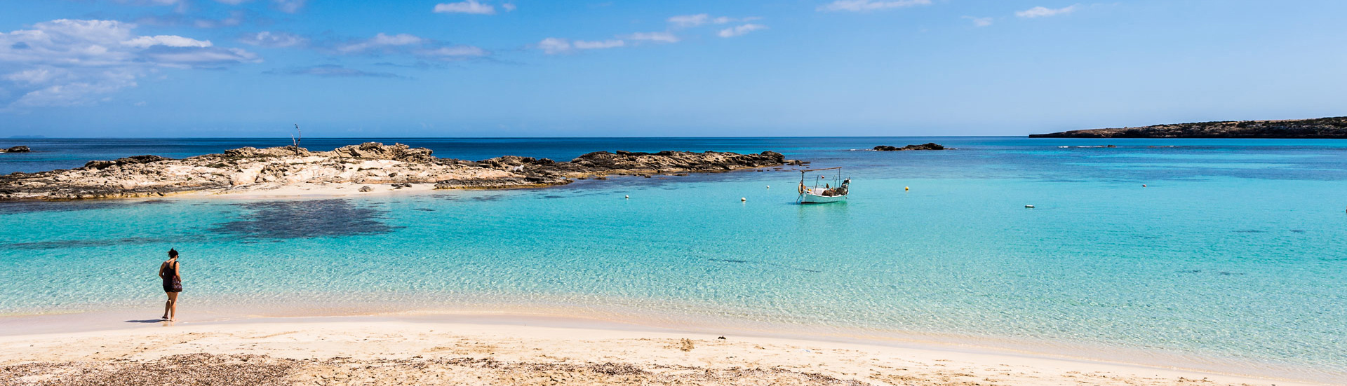 How much is the entrance fee to Ses Illetes beach in Formentera?