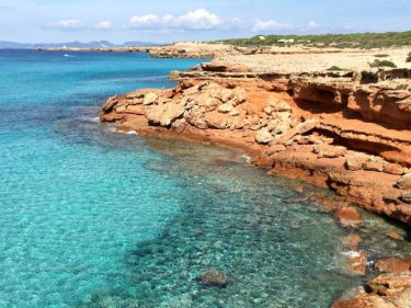 rochers rougeâtres cala saona